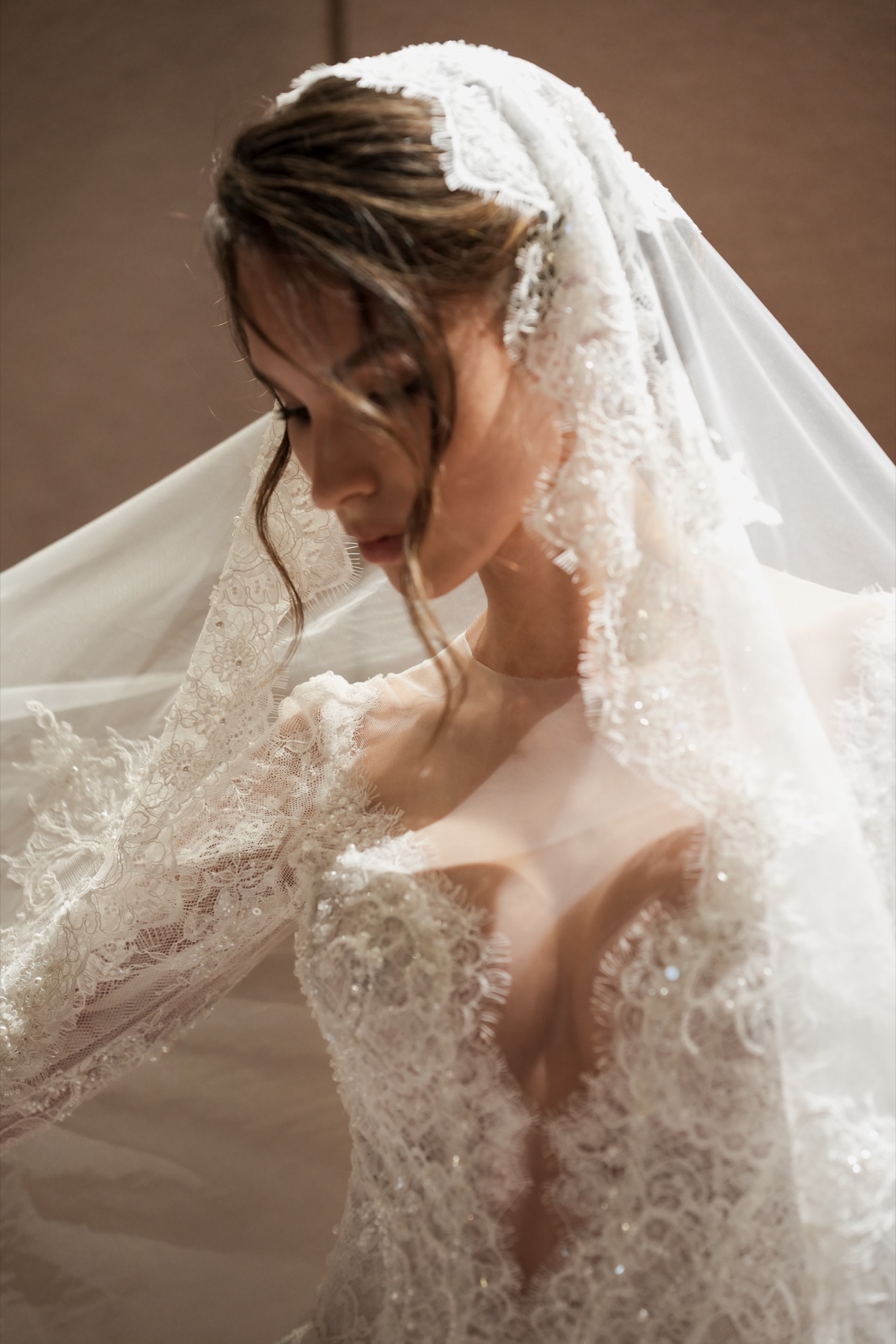 Bride in a lace veil before the ceremony