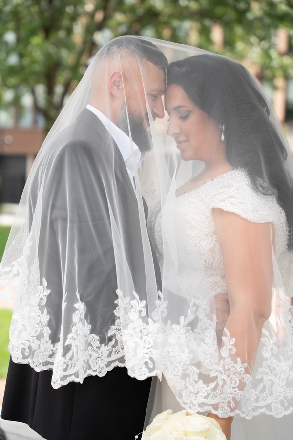A tender moment beneath the bride’s veil