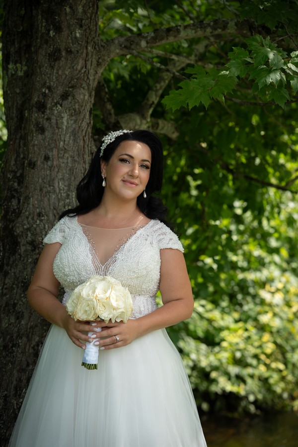 A bridal portrait beneath the shade of a tree